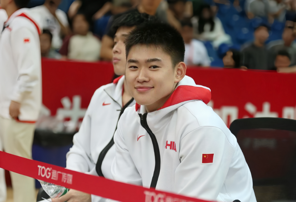 青岛队翻盘湖人，高诗岩带队取胜