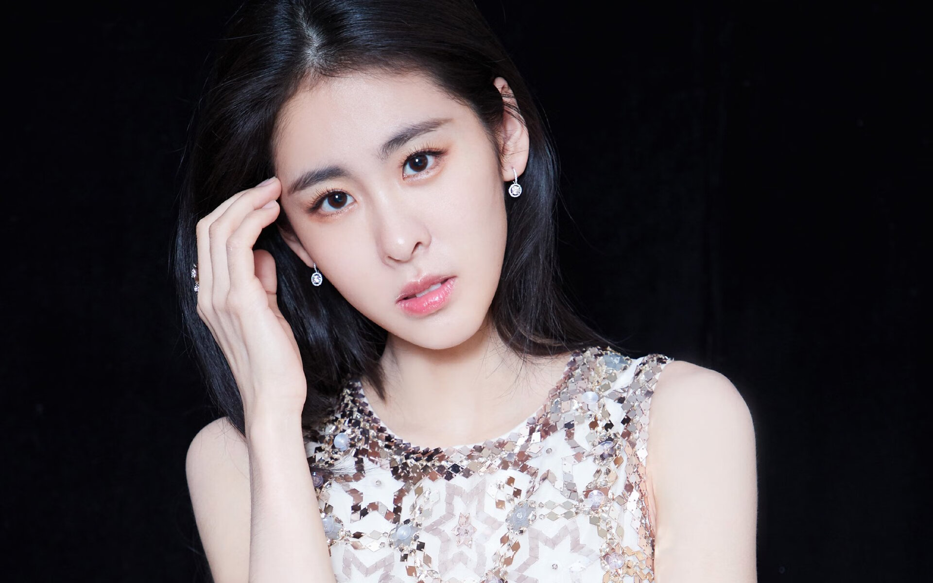 爱游戏入口-当11人对决11人，第23人点燃赛场，梁靖崑的跨界助威与日本队的轻取之谜